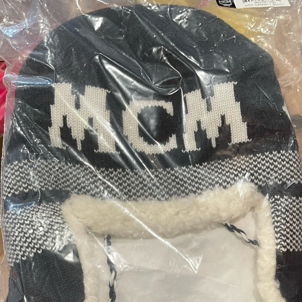 MCM Reversible Shapka Hat In Après Ski Wool in Black and White NWT Unisex